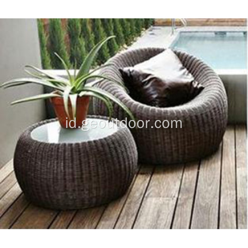 Furnitur Outdoor Modern Dengan Bantal